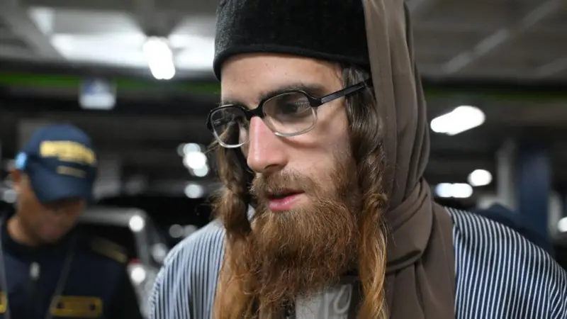 Yoel Alter, membro da seita judaica ultraortodoxa Lev Tahor, escoltado por agentes da polícia guatemalteca.